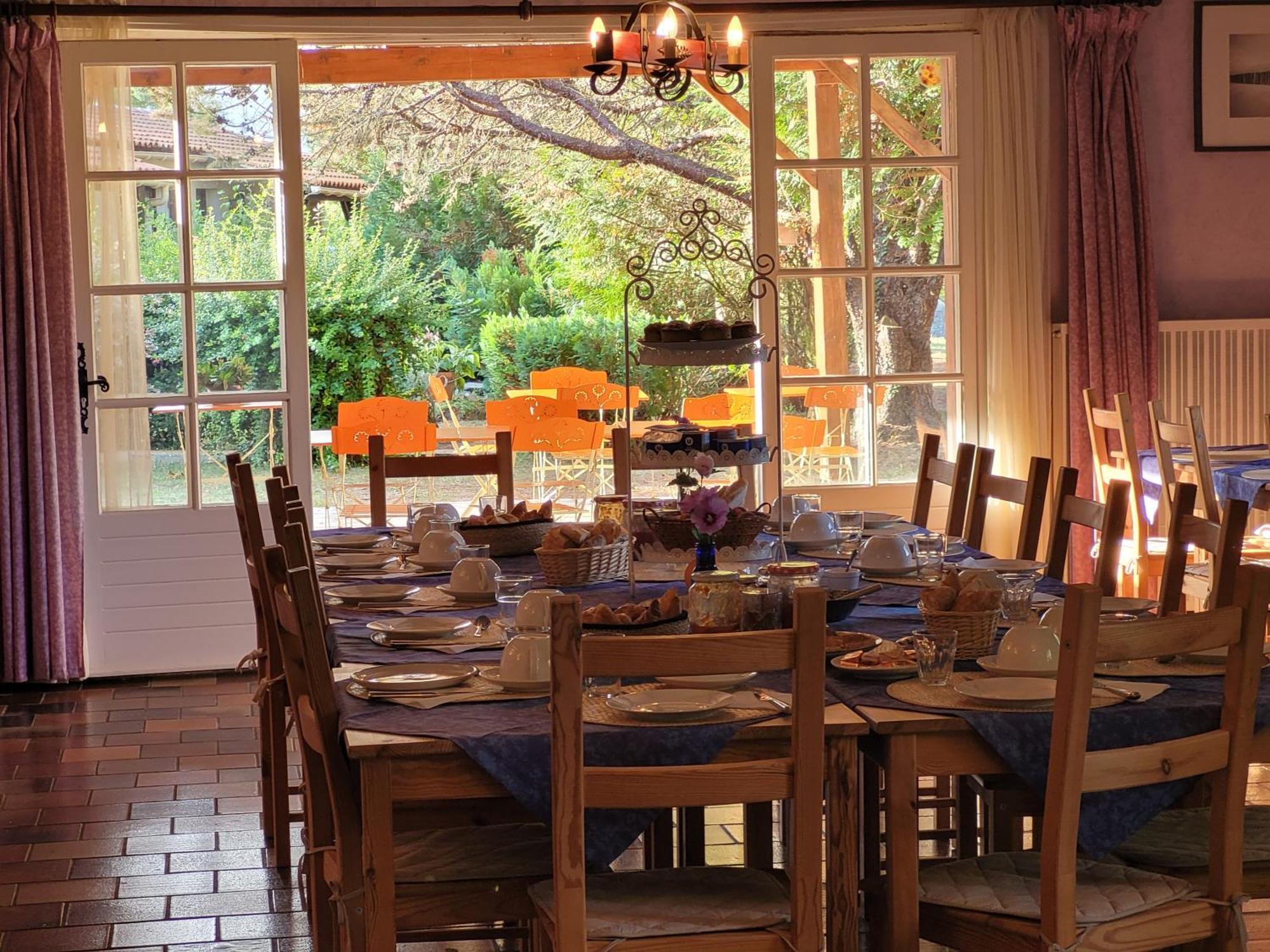 Domaine De La Gare M - Anciennement Logis De La Garenne Bed & Breakfast Mortagne-sur-Gironde Exterior photo